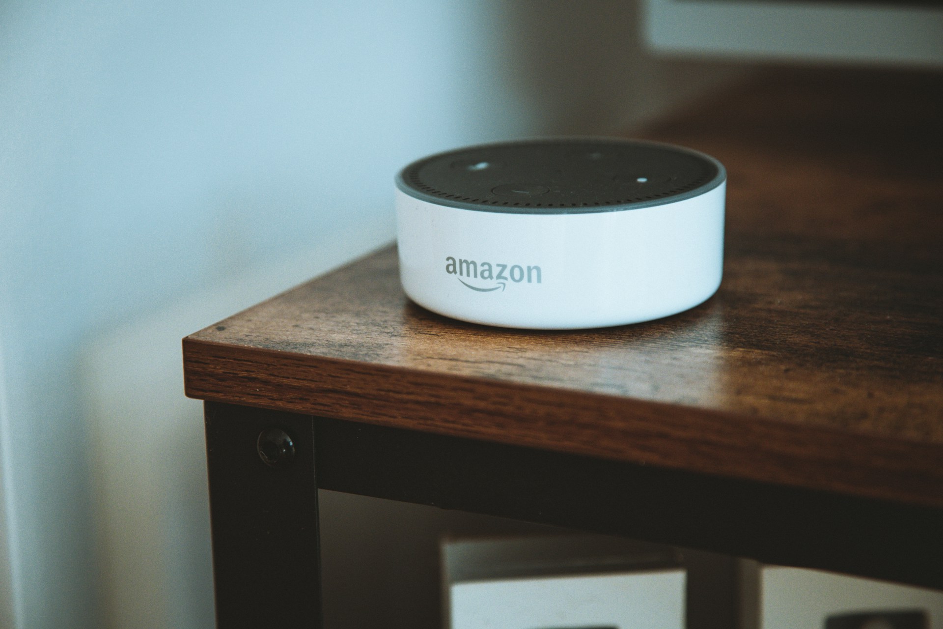 Amazon Echo Dot auf Tisch